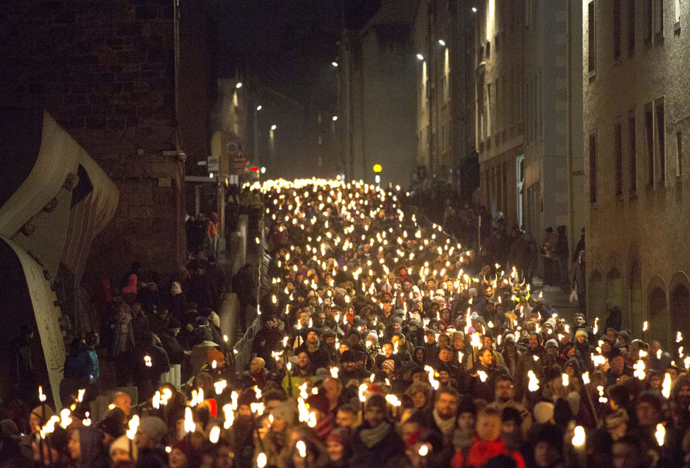 Edinburghs Hogmanay Torchlight Procession photo David Cheskin 7